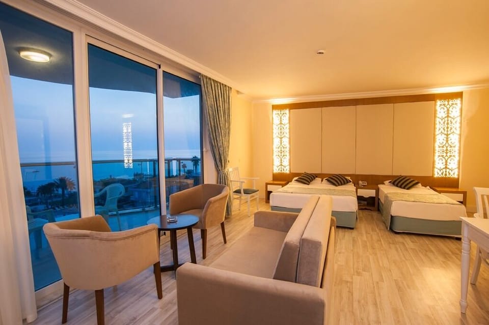 Junior Suite, Sea View | Premium bedding, free minibar items, desk, soundproofing