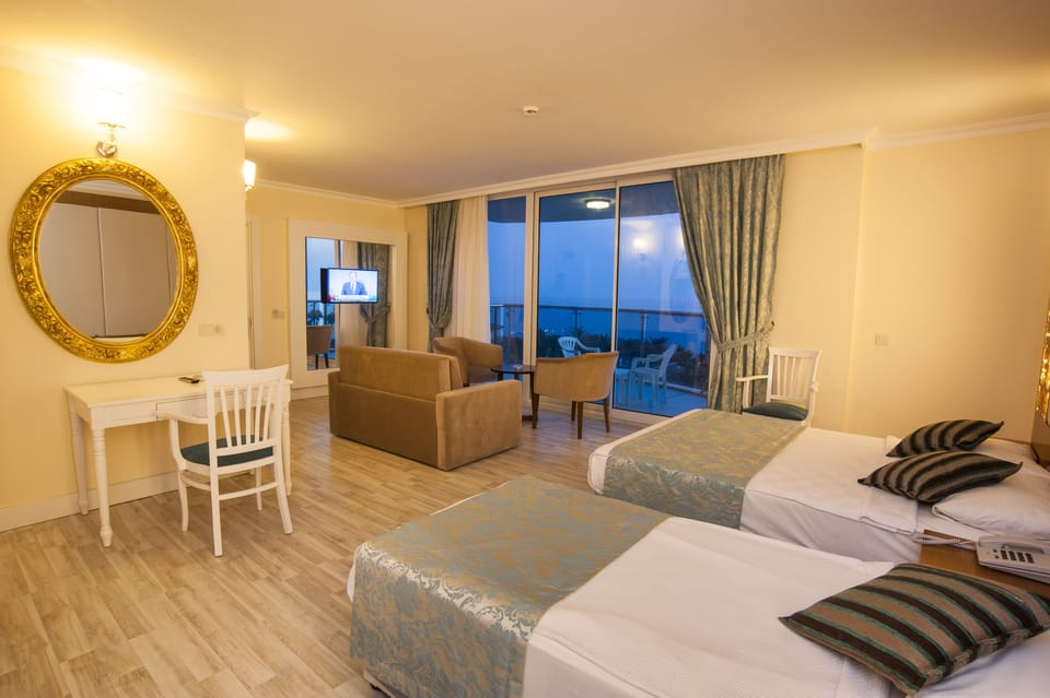 Junior Suite, Sea View | Premium bedding, free minibar items, desk, soundproofing
