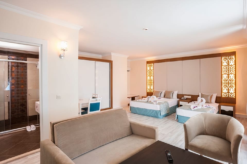Junior Suite, Sea View | Premium bedding, free minibar items, desk, soundproofing