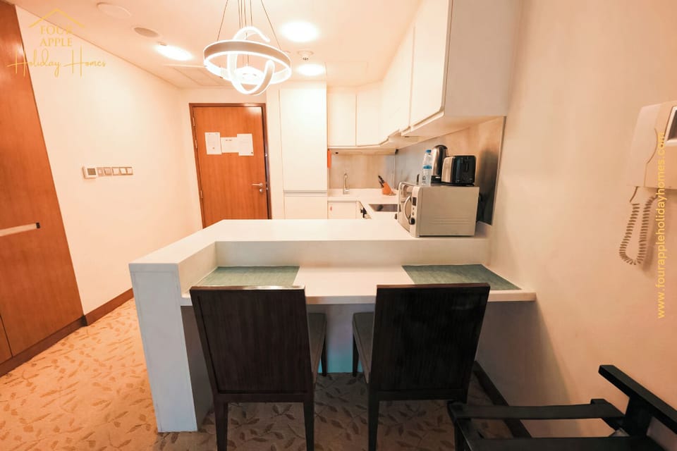 Luxury Studio Suite, Balcony, City View | In-room dining