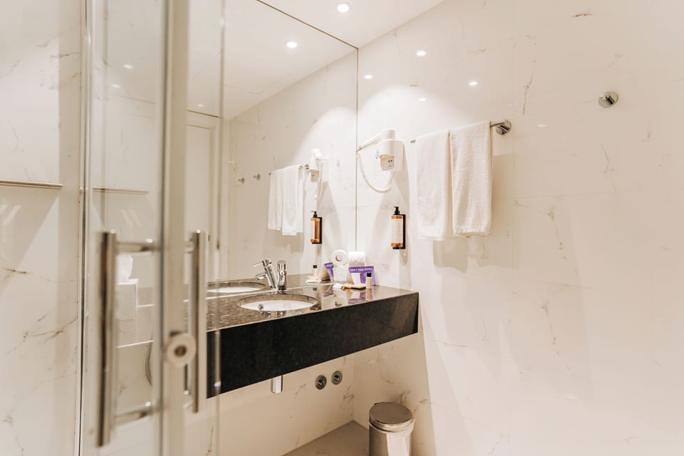 Executive Single Room | Minibar, in-room safe, desk, soundproofing