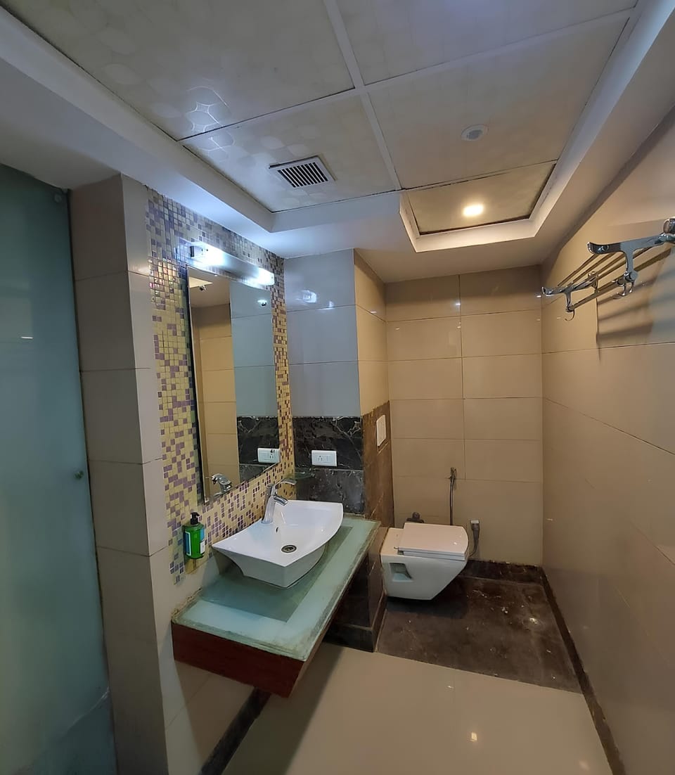 Standard Room | Bathroom | Shower, free toiletries, hair dryer, towels