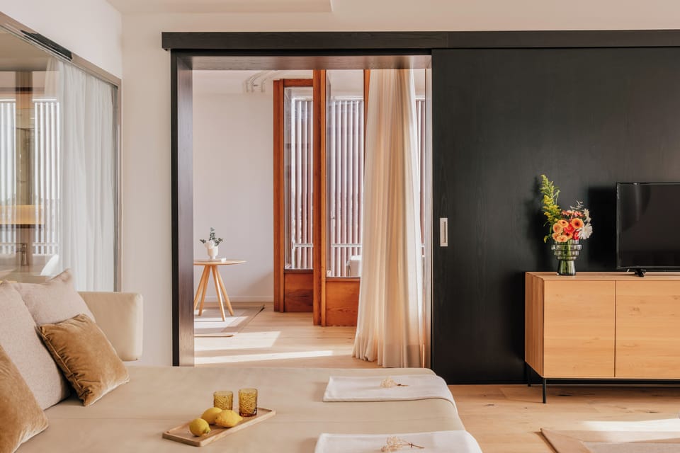 Master Suite Sea View | Hypo-allergenic bedding, minibar, in-room safe, desk