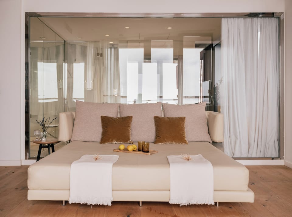 Master Suite Sea View | Hypo-allergenic bedding, minibar, in-room safe, desk