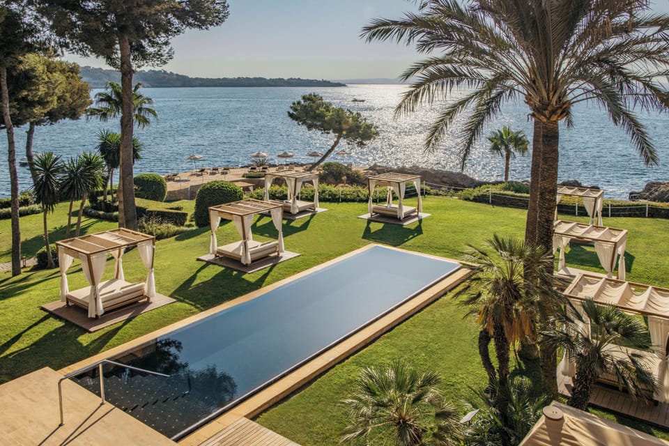 2 outdoor pools, sun loungers