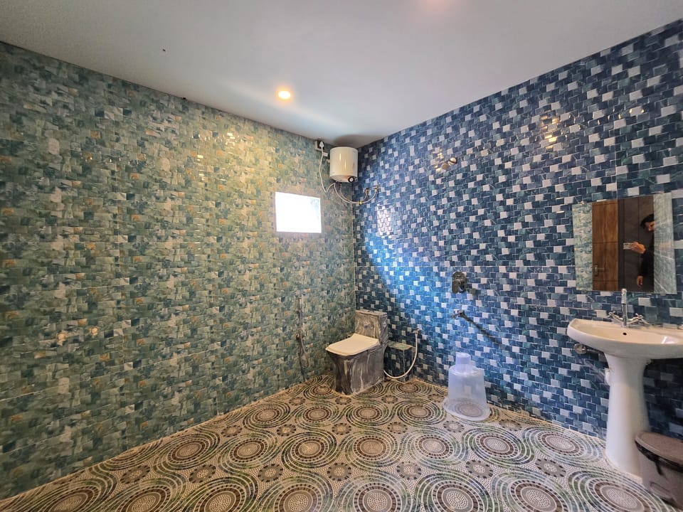Family Cottage | Bathroom | Shower, towels, soap, shampoo