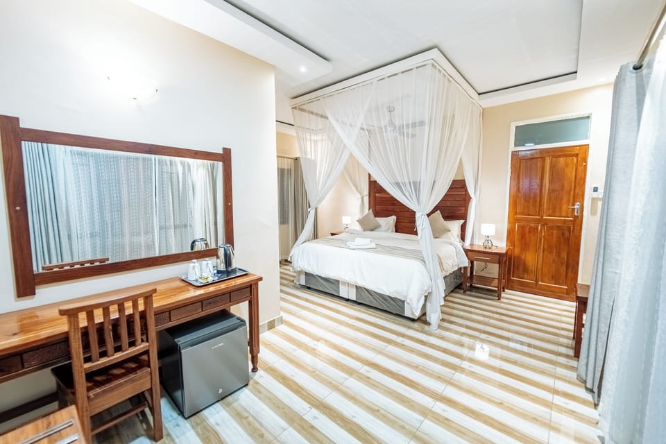 Comfort Double or Twin Room | Desk, laptop workspace, soundproofing, iron/ironing board