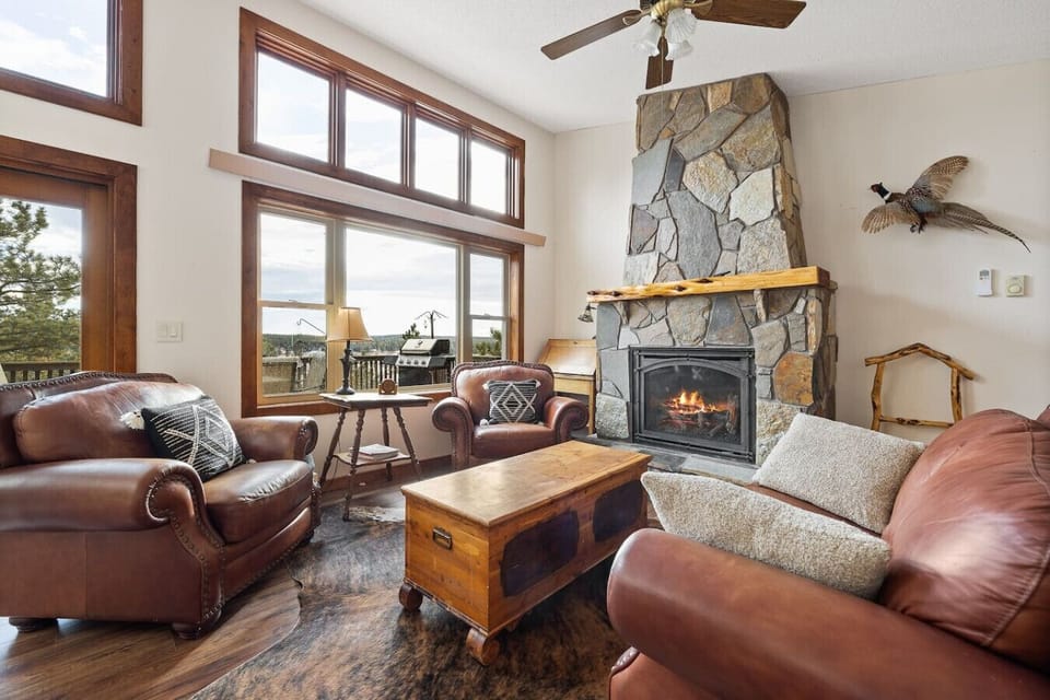 Welcome to J&J Hospitality`s Lookout Lodge—your private retreat, just moments from Custer Town!
