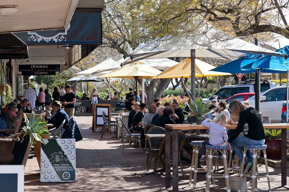 Enjoy alfresco dining at nearby cafés and restaurants, offering everything from coffee to full meals in a relaxed setting.