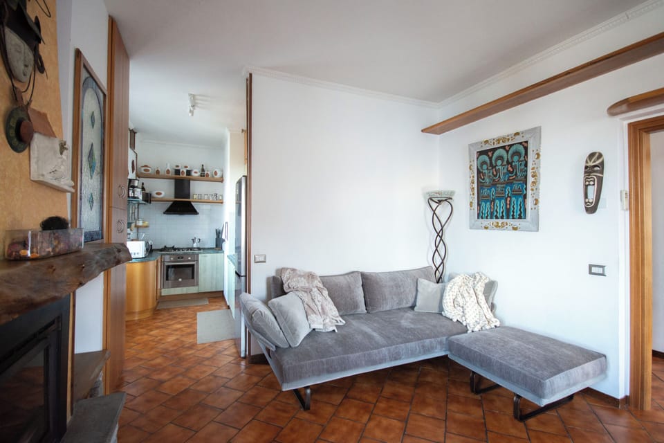 Apartment, 2 Bedrooms, Smoking, Terrace | Living room | Books