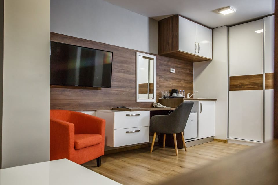 Deluxe Studio, 1 Queen Bed | Minibar, desk, free WiFi, bed sheets