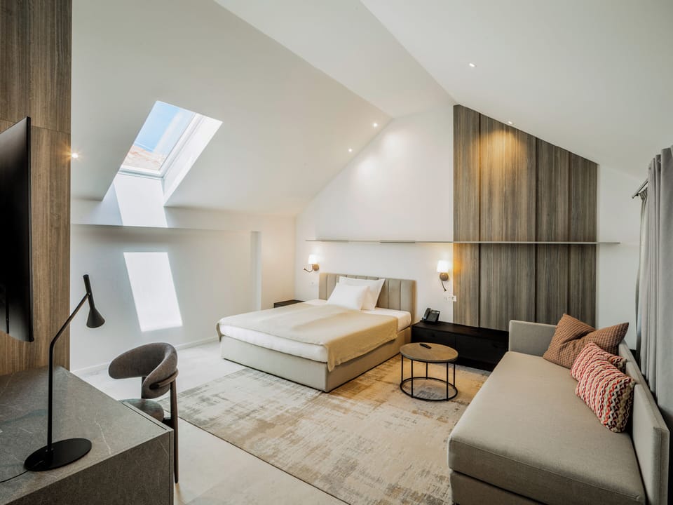 Comfort Room | Desk, laptop workspace, free WiFi, bed sheets