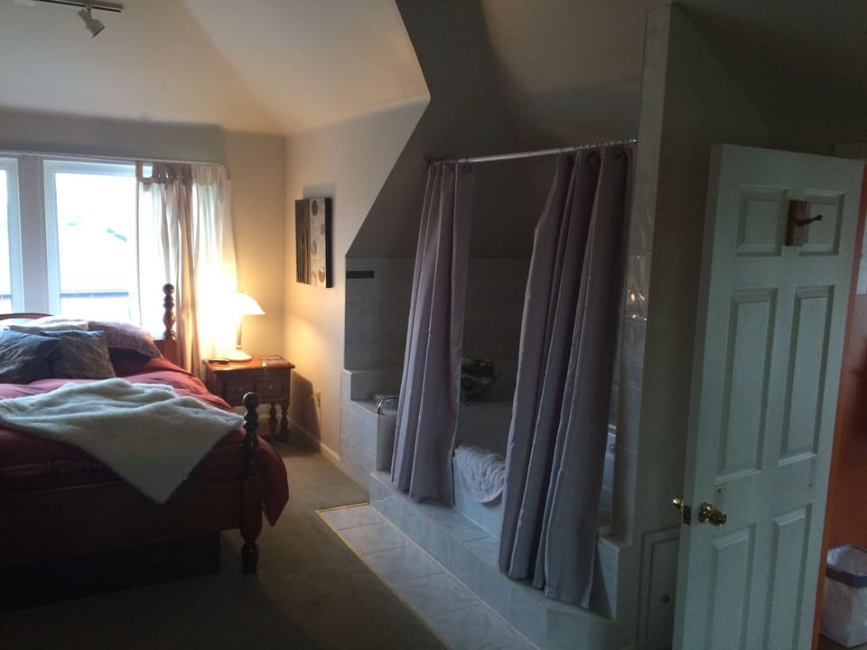 Romantic Suite, 1 King Bed with Sofa bed | Iron/ironing board, free WiFi, bed sheets