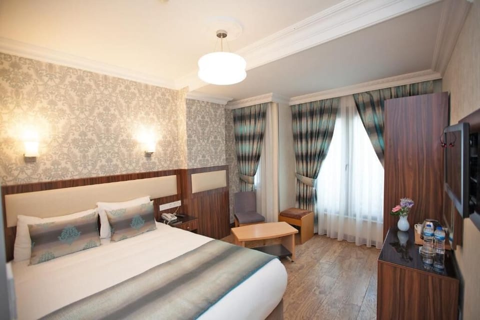Hypo-allergenic bedding, minibar, in-room safe, desk