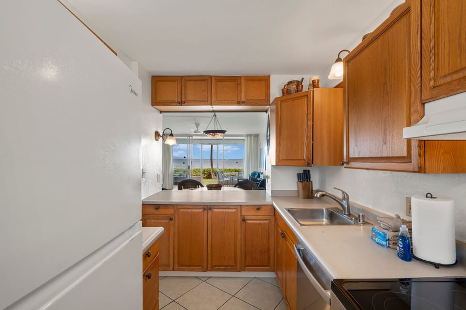 Condo, 3 Bedrooms | Private kitchen | Coffee/tea maker, fridge, oven, toaster