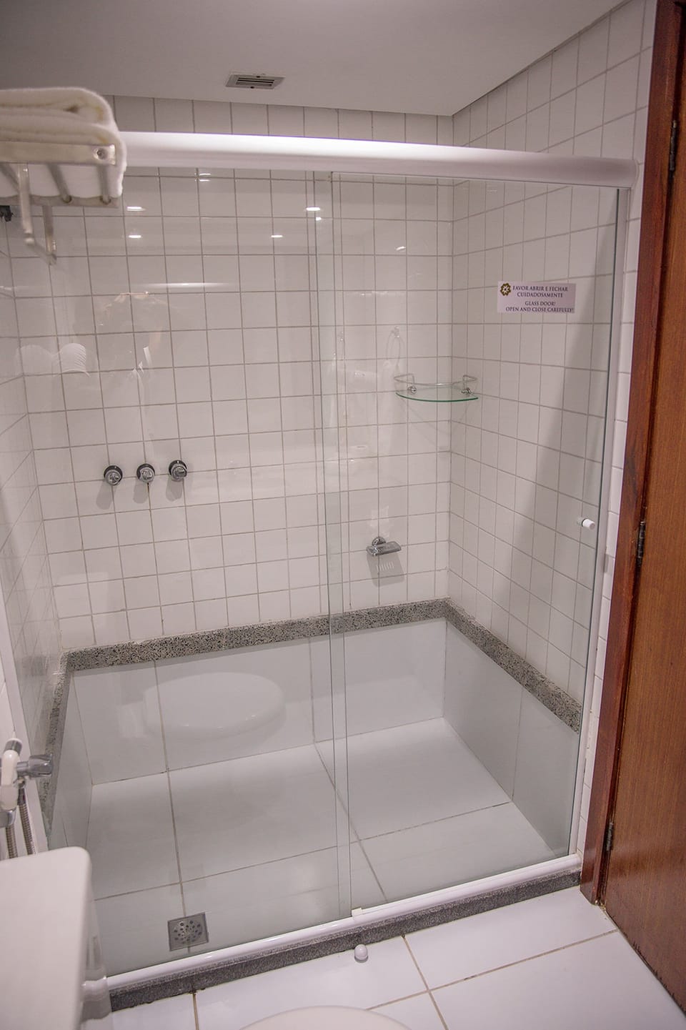 Standard Room | Bathroom | Combined shower/tub, rainfall showerhead, free toiletries, towels