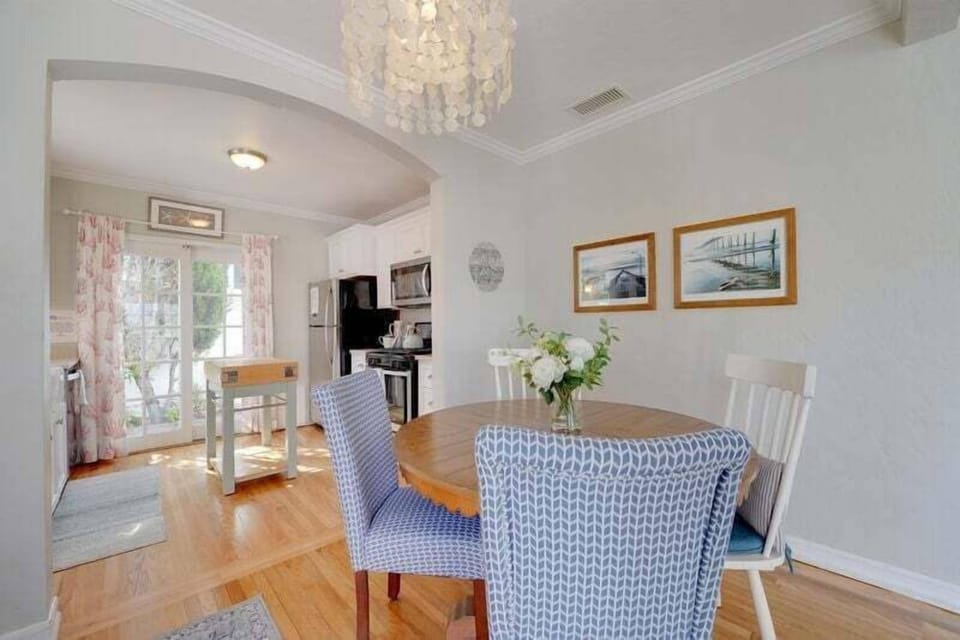 House, 2 Queen Beds, Hot Tub, City View | Dining