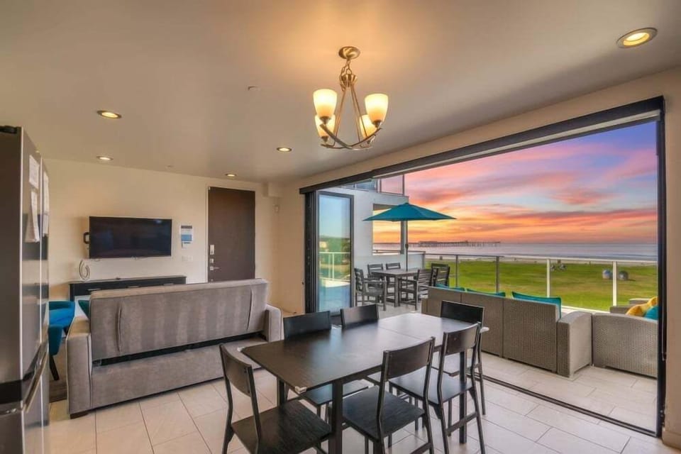 Condo, Multiple Beds, Balcony, Beach View | Interior