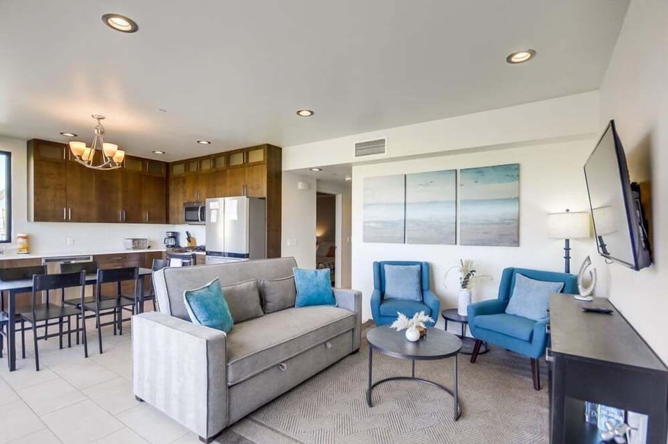 Condo, Multiple Beds, Balcony, Beach View | Living area