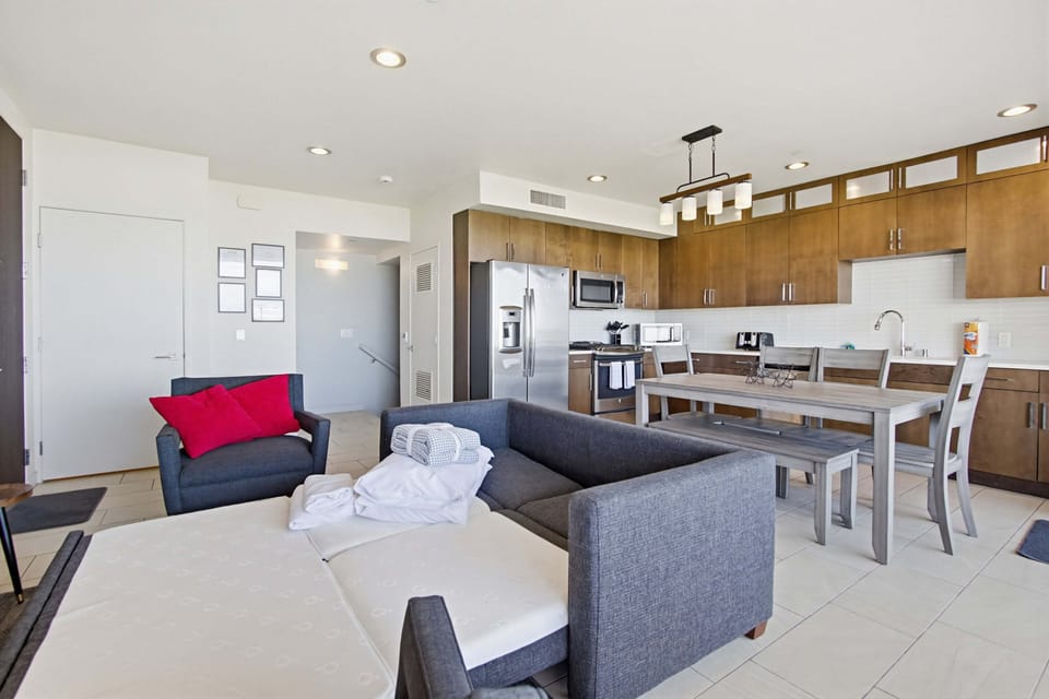 Condo, Multiple Beds, Balcony, Ocean View | Living area