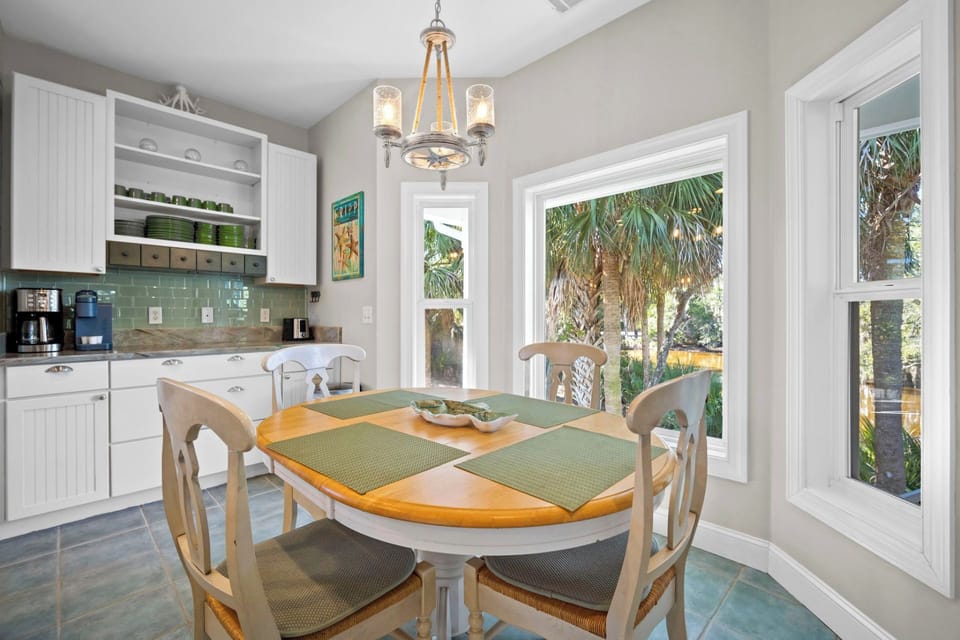 Eat-in Kitchen