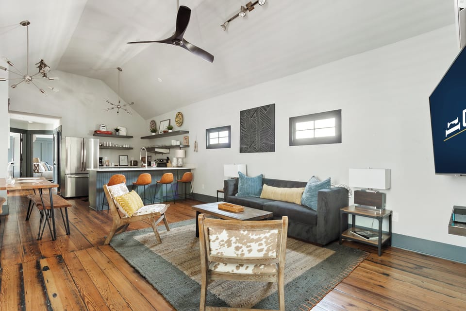 Precious Gem - Suite B | Blocks from King St