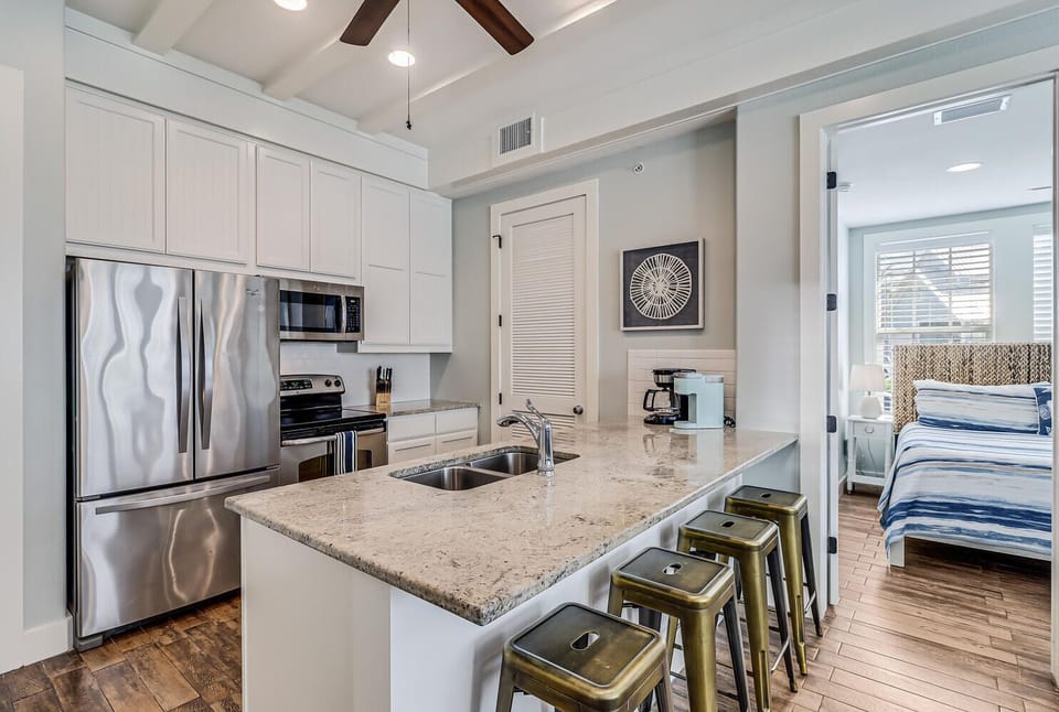 Full Kitchen with Laundry Closet