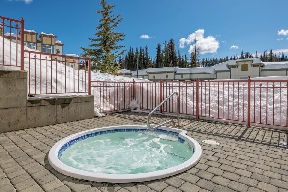 Outdoor Hot Tub 
