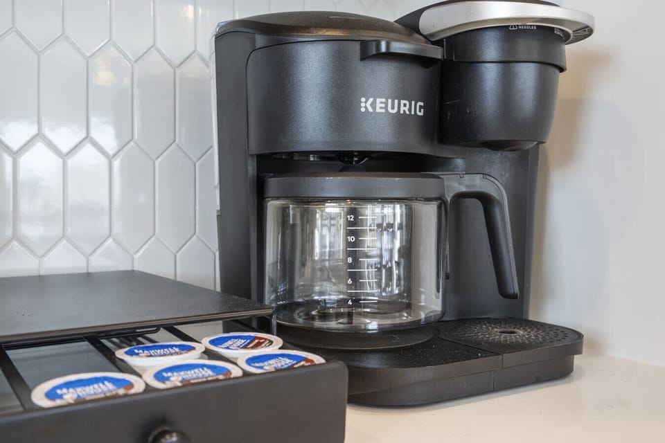 Dual coffee maker with Keurig and drip coffee