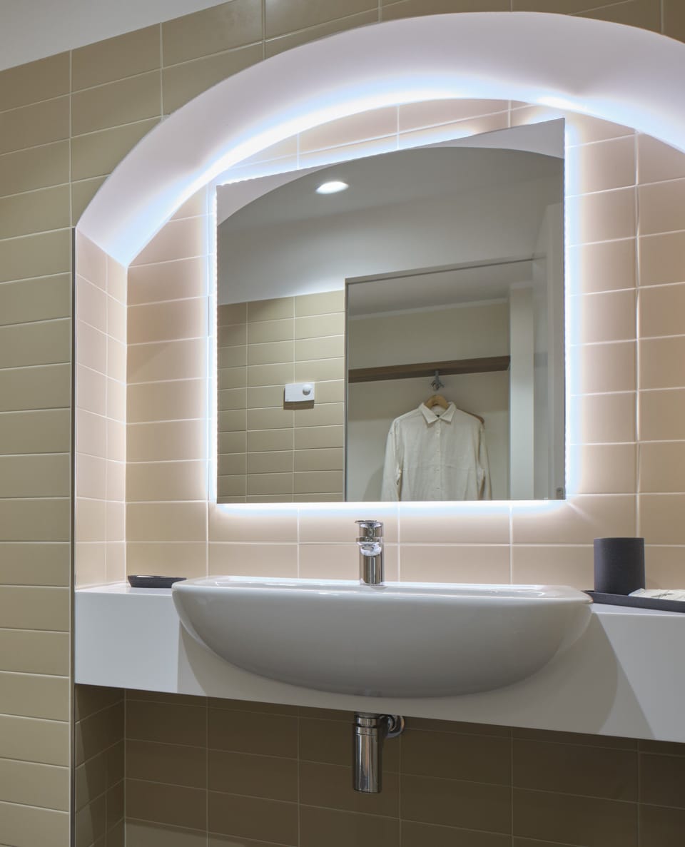 Deluxe Double Room | Bathroom | Free toiletries, hair dryer, bidet, towels