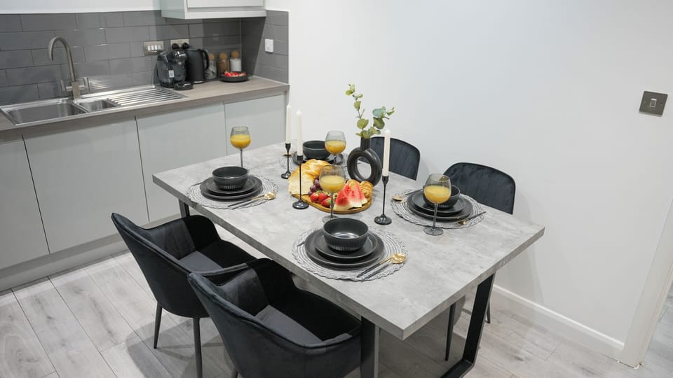 Luxury Apartment, 2 Bedrooms, Kitchen | Private kitchen | Toaster