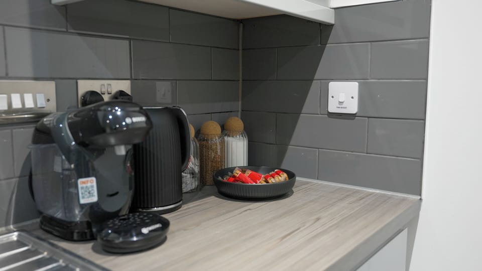 Luxury Apartment, 2 Bedrooms, Kitchen | Private kitchen | Toaster