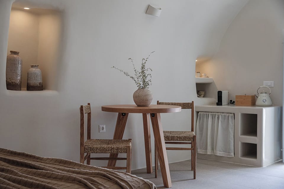 Deluxe Suite, 1 Queen Bed, Sea View | In-room dining