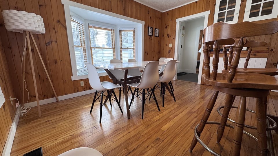 Dining room that seats 6