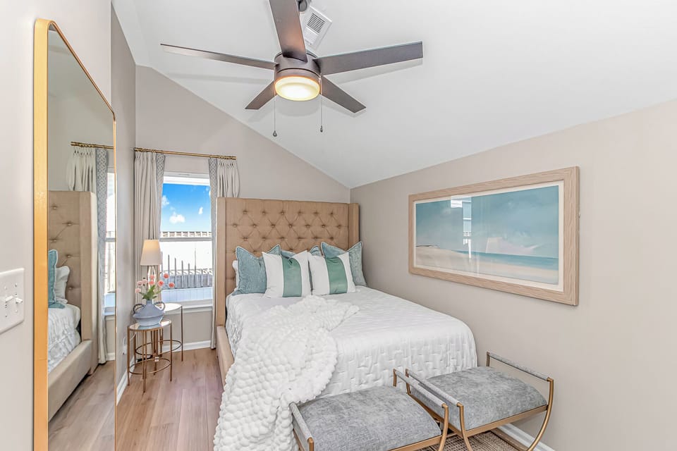 Queen sized bedroom 