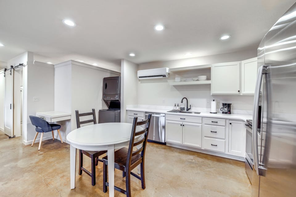 Kitchen | Workstation | Free WiFi | In-Unit Washer/Dryer