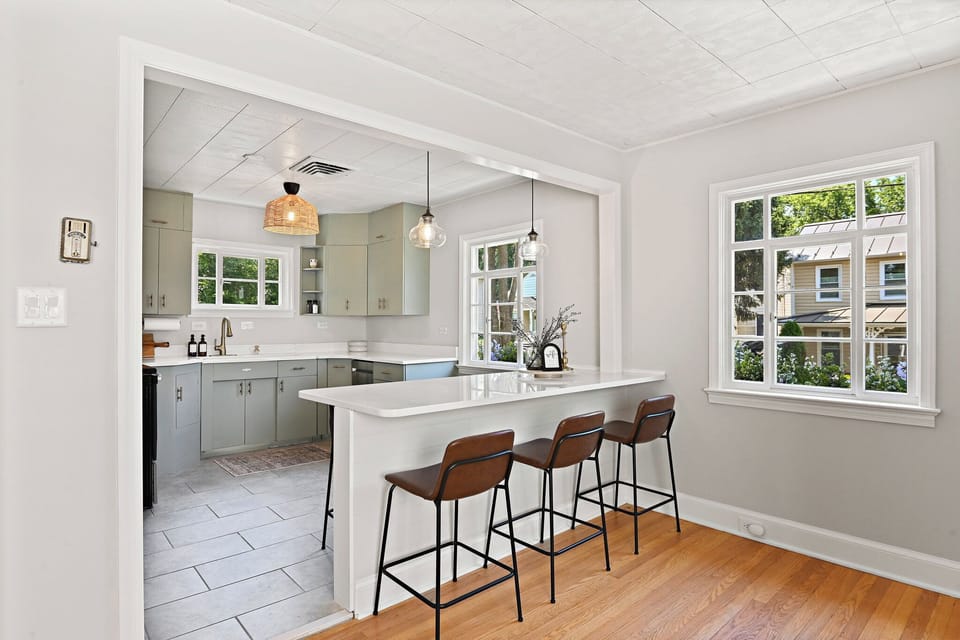 Kitchen Island / Dining Area