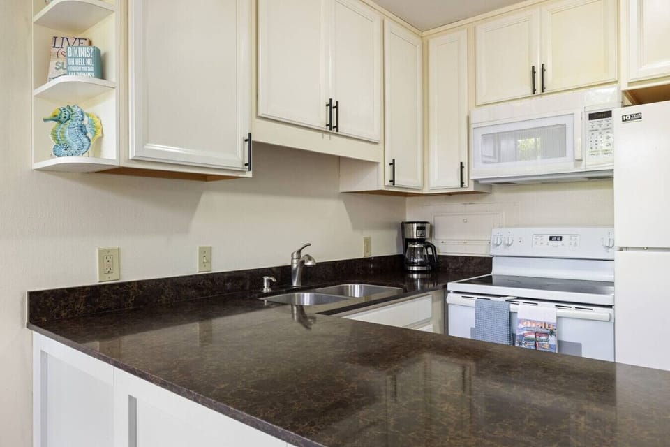 Warm, tidy kitchen space designed for simple everyday cooking