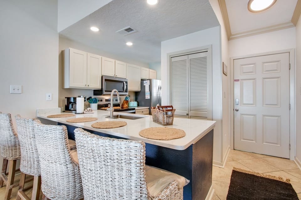 Kitchen & Dining