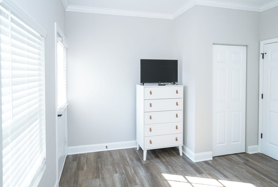 Additional bedroom with Smart TV and relaxing natural light