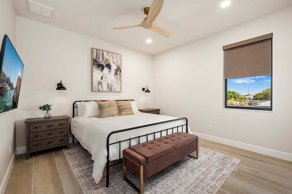 Upstairs King Bedroom with En-Suite Bathroom
