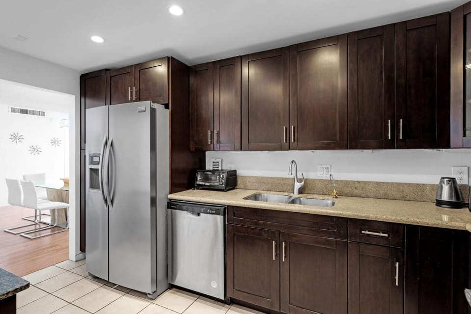 Beach Getaway: Modern 2BR Condo Pool & Gym Access (7601)