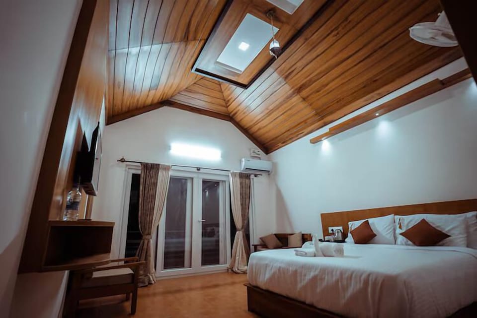 Egyptian cotton sheets, premium bedding, desk, free WiFi