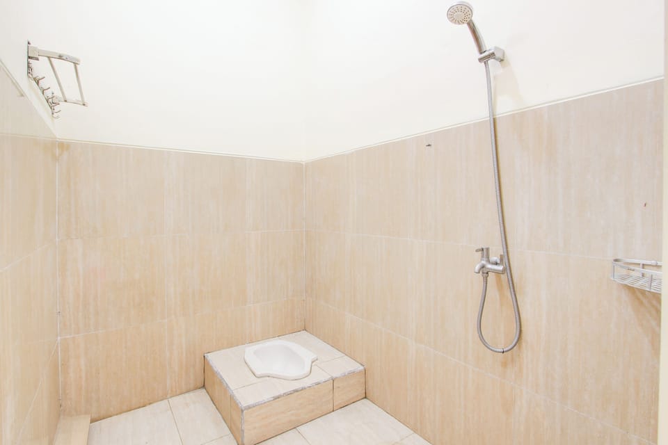 Standard Double Room | Bathroom | Shower, towels, soap, shampoo