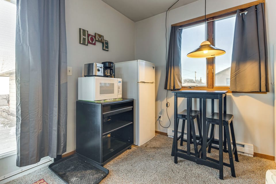 Kitchenette | Drip Coffee Maker | Toaster | Dining Table