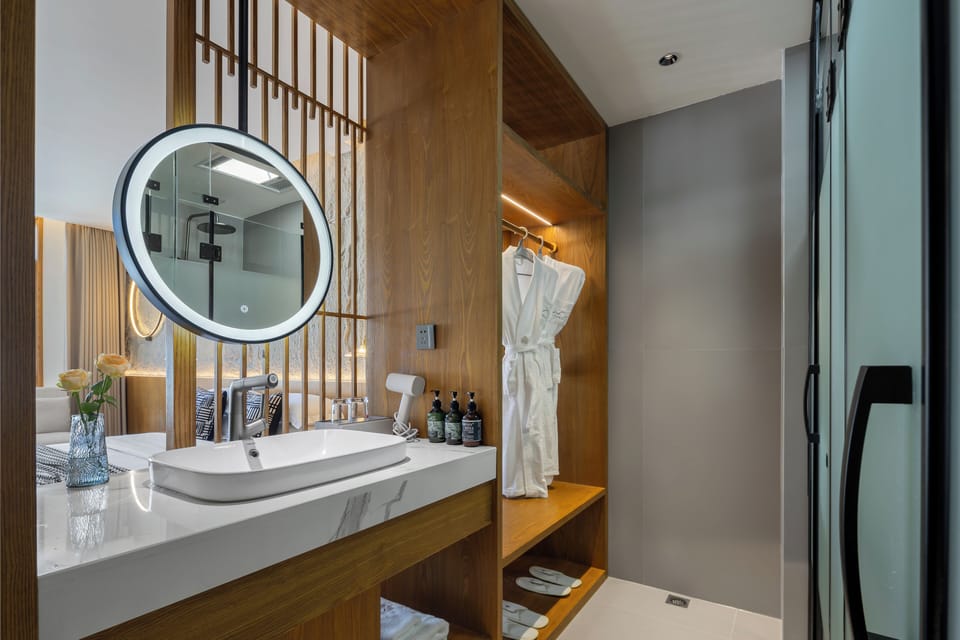 Standard Room, City View | Bathroom shower