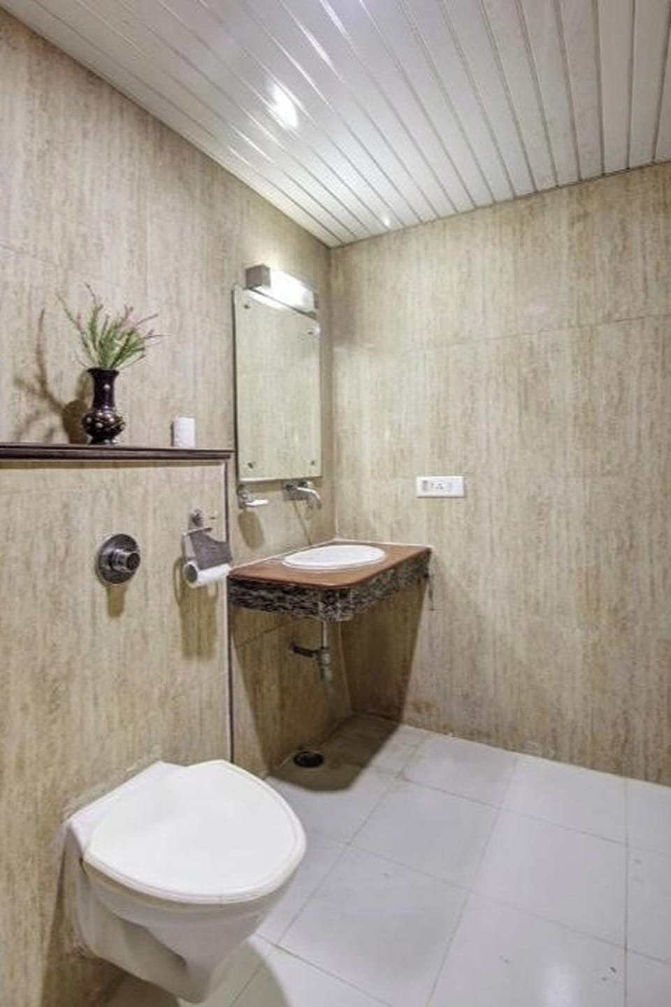 Deluxe Room | Bathroom | Shower, towels, soap, shampoo