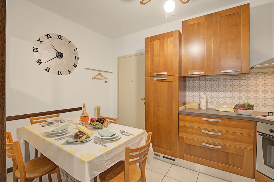 Standard Apartment, Multiple Bedrooms (Roby loft-Direct Lake Access/Beach) | Dining
