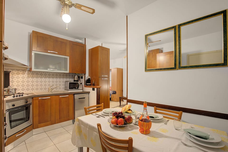 Standard Apartment, Multiple Bedrooms (Roby loft-Direct Lake Access/Beach) | Private kitchenette | Stovetop, coffee/tea maker, toaster, cookware/dishes/utensils