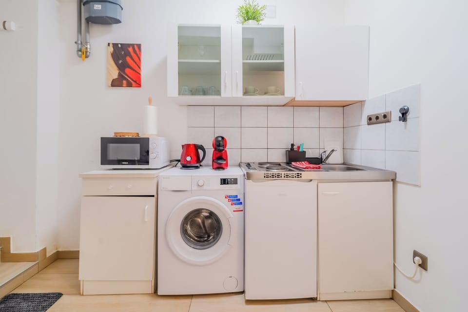 Family Studio, Microwave (Red Vibe Studio Central 1) | Private kitchenette
